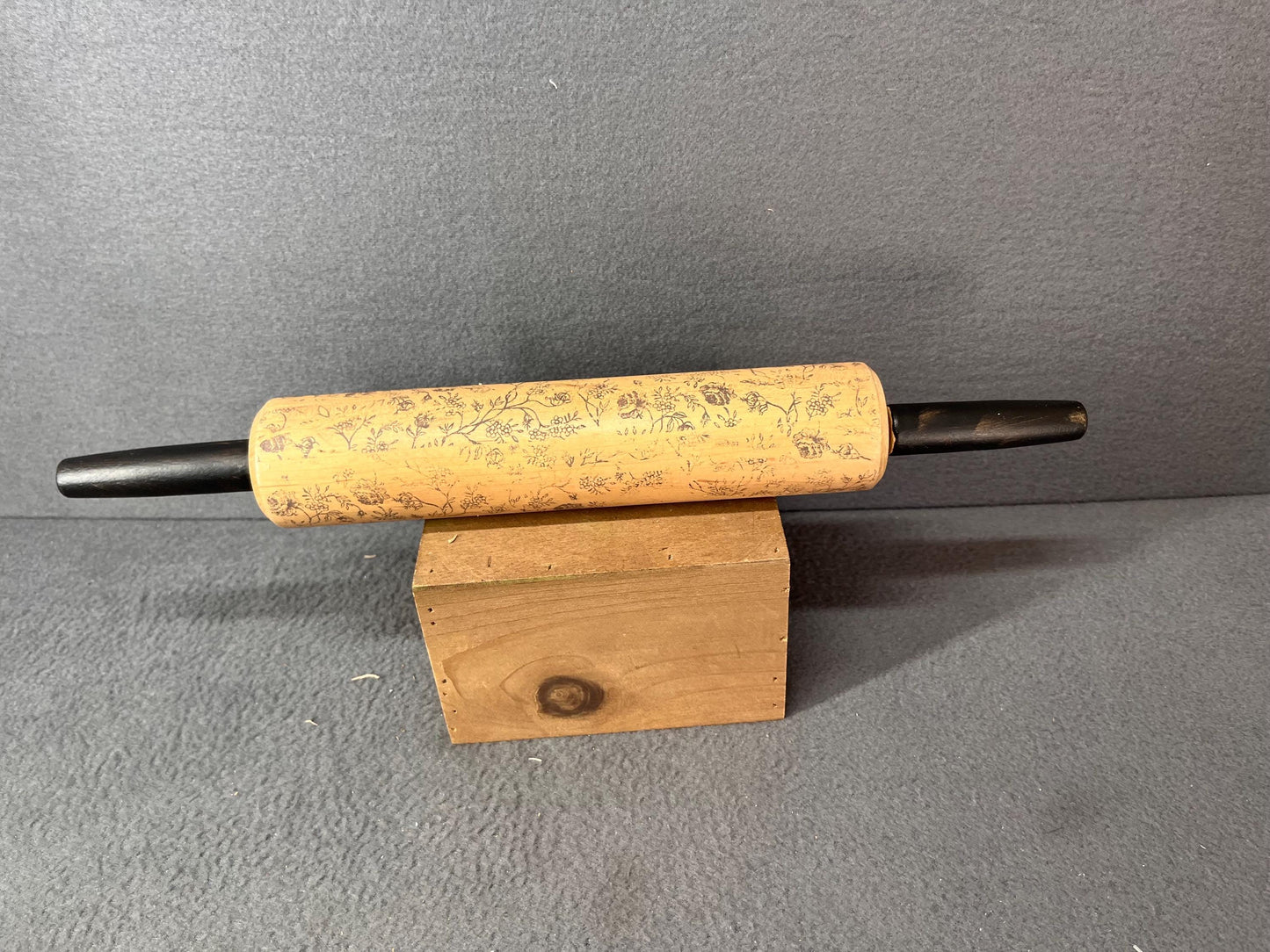 Decorative Rolling Pin for Baking - Engraved Patterned Pastry Tool, Unique Gift for Bakers & Kitchen Decor, Wooden Dough Roller